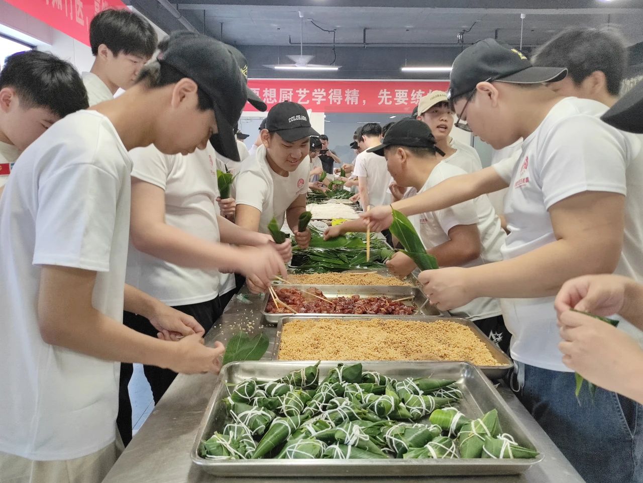 粽香飘校园，师生齐动手，狄鹿烹饪学院端午氛围感拉满